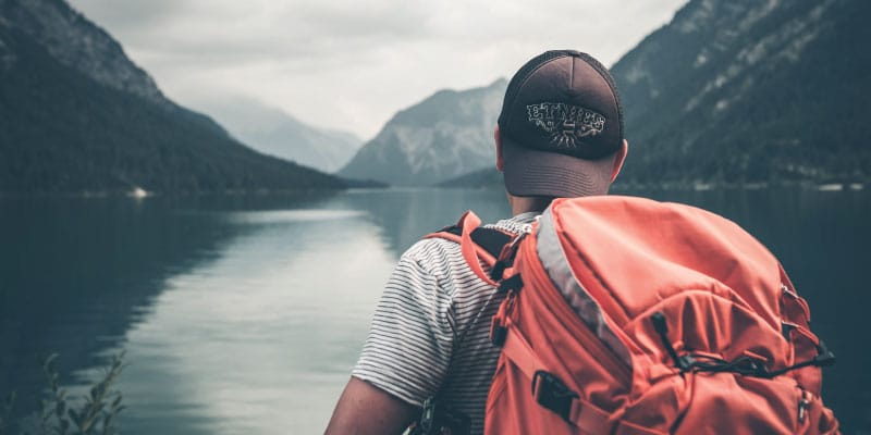 Nomad voyageant avec un sac à dos