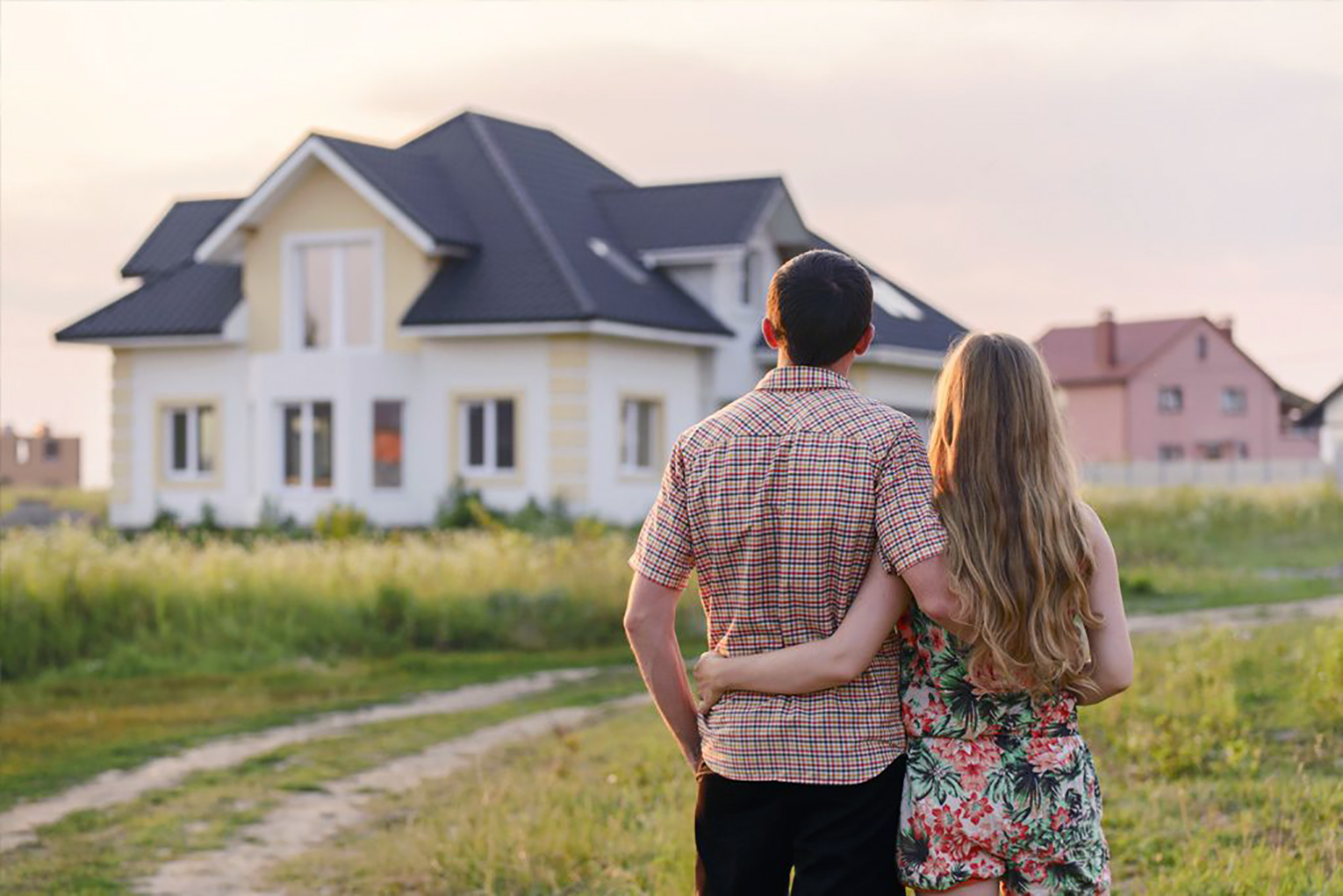Couple devant leur maison