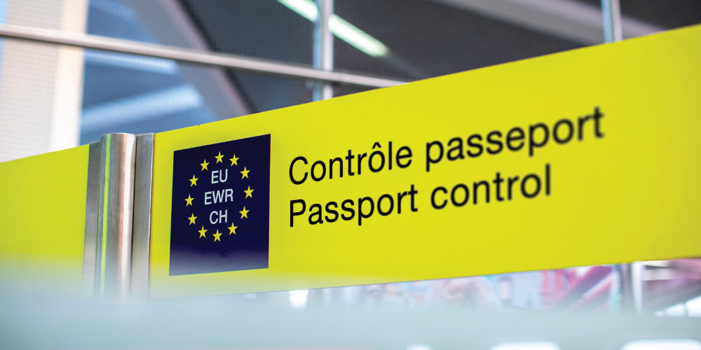 contrôle passport dans un aéroport européen